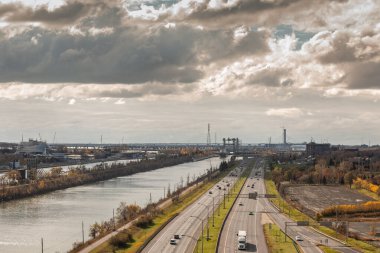 Montreal South Shore 'daki Longueuil' in havadan görünüşü Kanada 'daki St. Lawrence' ın yanında geniş bir otoyol olduğunu gösteriyor. Trafik, köprüler, elektrik hatları ve sanayi bölgeleri Kuzey Amerika 'nın.