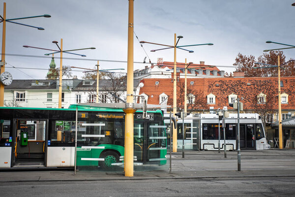 ГРАЗ, Австрия - 22 ДЕКАБРЯ 2024: Автобусы и современные трамваи встречаются на Якоминиплац, главном транспортном узле Граца, Австрия, часть автобусной и трамвайной системы Граца.