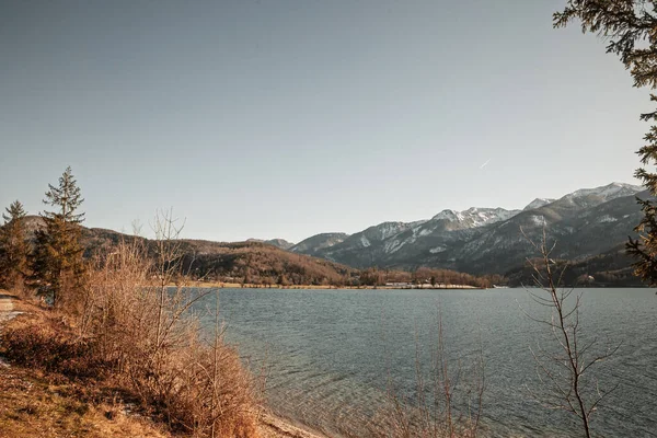 Bohinj Gölü, Bohinjsko Jezero kıyı şeridi, dalgalı suları aşarak kar lekeli Julian Alps dağlarına, Slovenya 'nın Triglav Ulusal Parkı' nda sakin bir atmosfere, Alp doğası ve dinginliği üzerine kurulmuştu..