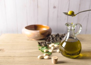 Bir şişe zeytin güneşli bir günde masada kalır.