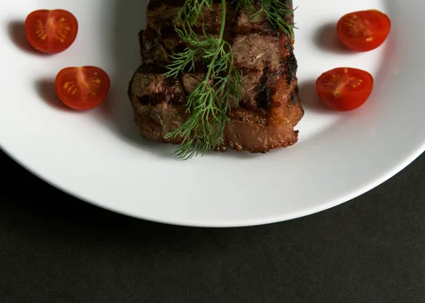 Μπριζόλα Ribeye Στο Λευκό Πιάτο Whith Tomatos — Φωτογραφία Αρχείου