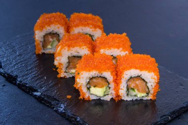 Krem peynirli suşi rulosu, susam. Japon yemekleri