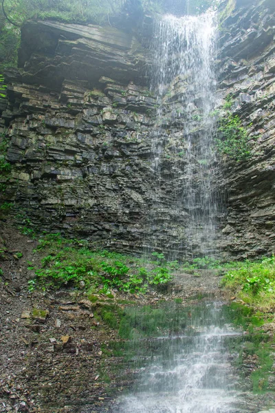 Bella cascata panoramica foresta profonda in Carpazi — Foto Stock