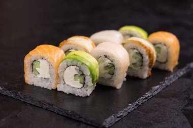 Krem peynirli suşi rulosu, susam. Japon yemekleri