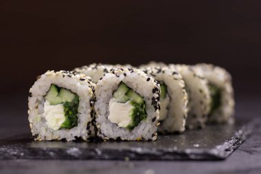 Krem peynirli suşi rulosu, susam. Japon yemekleri