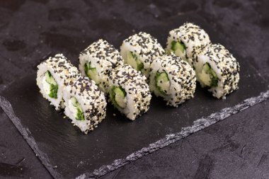 Krem peynirli suşi rulosu, susam. Japon yemekleri