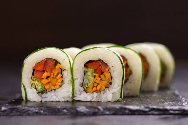 Krem peynir, susam ve havuç ile vejetaryen rulo. Japon yemekleri