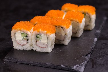 Krem peynirli suşi rulosu, susam. Japon yemekleri