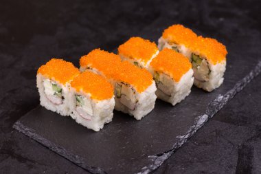 Krem peynirli suşi rulosu, susam. Japon yemekleri