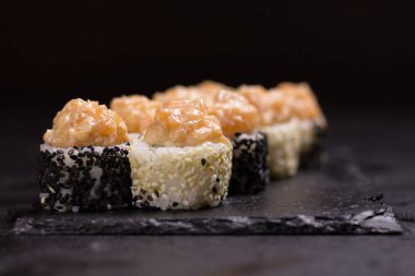 Krem peynirli suşi rulosu, susam. Japon yemekleri