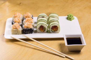 Krem peynir ile suşi rulo, masada susam