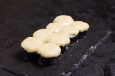 Krem peynirli sıcak rulo, susam. Japon yemekleri