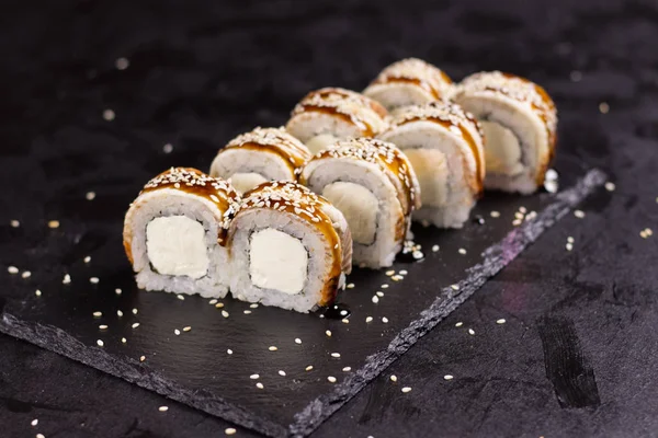 Krem peynirli suşi rulosu, susam. Japon yemekleri