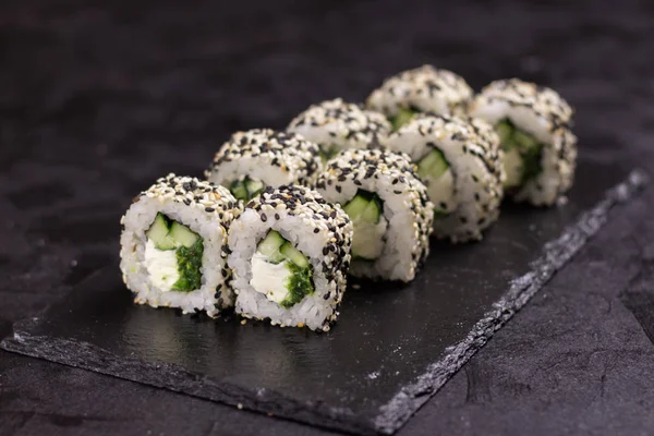 Krem peynirli suşi rulosu, susam. Japon yemekleri