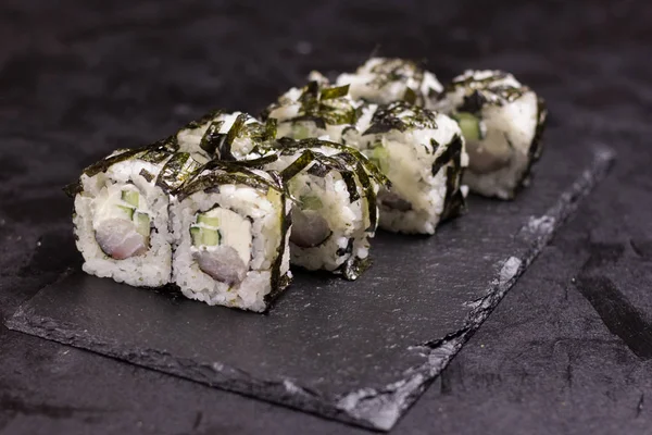 Krem peynirli suşi rulosu, susam. Japon yemekleri