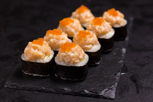 Krem peynirli suşi rulosu, susam. ve baharat Japon gıda