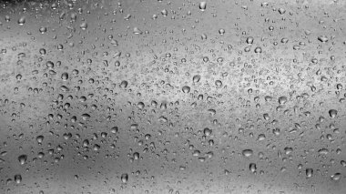 Gri yüzeyde siyah beyaz su damlaları