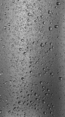 Gri yüzeyde siyah beyaz su damlaları