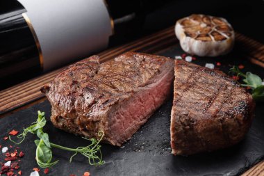 Bir taş ve bir şişe şarap ile bir gemide eti biftek orta