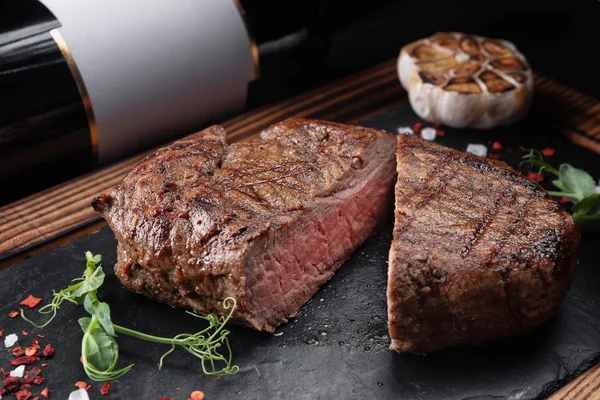Maso Steak Medium Desce Kamenem Láhev Vína — Stock fotografie