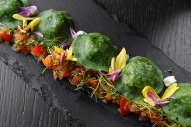 V köfte ile ıspanak yeşil, koyu ahşap arka plan, top