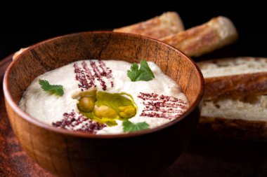 Çömlekçilik, karanlık bir arka plan üzerinde humus