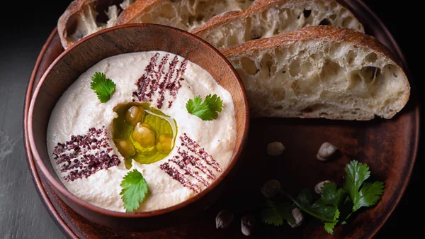 Hummus Cerámica Sobre Fondo Oscuro —  Fotos de Stock