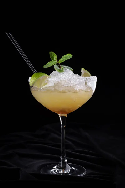 Cocktail Mrgarita, sur fond sombre — Photo