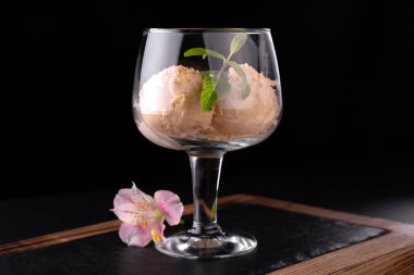 Koyu bir arka plan üzerinde bir bardak dondurma tatlı.