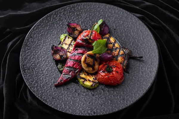 검은 접시에 구운 야채 — 스톡 사진