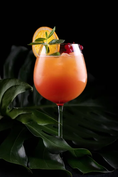 Cocktail Tequila Sunrise, sobre fundo preto — Fotografia de Stock