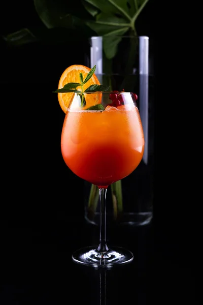 Cocktail Tequila Sunrise, sobre fundo preto — Fotografia de Stock