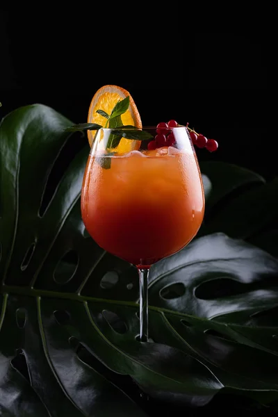 Tequila Sunrise cocktail, op een zwarte achtergrond — Stockfoto