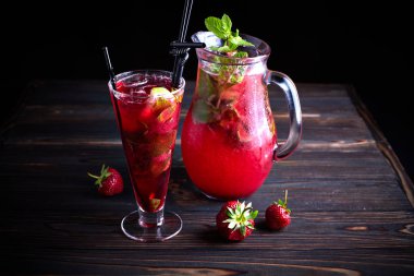 Limonata koyu bir arka plan üzerinde bir bardak bir çilek