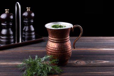 Ayran karanlık bir arka plan üzerinde bir sürahi içinde