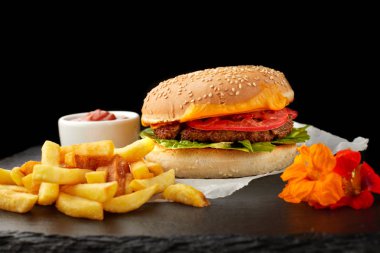 Siyah kayrak üzerinde et ve patates ile Burger