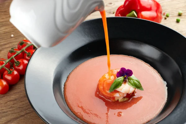 Gazpacho soupe froide aux crevettes sur une assiette noire — Photo
