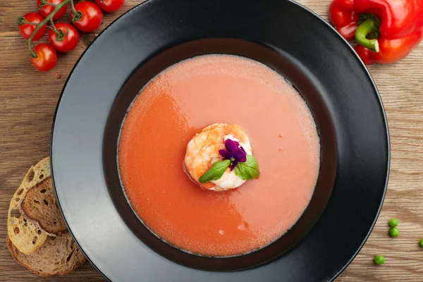 Gazpacho kall soppa med räkor på en svart tallrik — Stockfoto