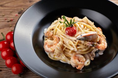 Siyah bir tabak (Fettuccine üzerinde karides ile Spagetti)