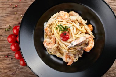 Siyah bir tabak (Fettuccine üzerinde karides ile Spagetti)