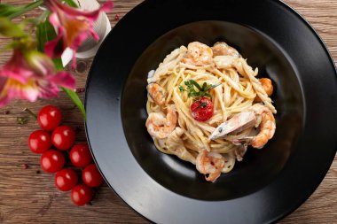Siyah bir tabak (Fettuccine üzerinde karides ile Spagetti)