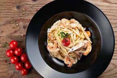 Siyah bir tabak (Fettuccine üzerinde karides ile Spagetti)