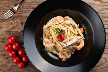 Siyah bir tabak (Fettuccine üzerinde karides ile Spagetti)