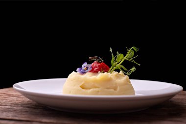 Beyaz tabakta patates püresi.