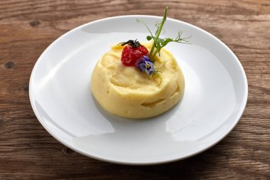 Beyaz tabakta patates püresi.