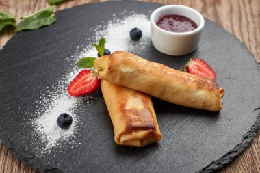 Siyah kayrak üzerinde reçel ile süzme peynir ile Tatlı krep