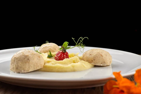 Purè di patate con polpette al vapore su un piatto bianco — Foto Stock