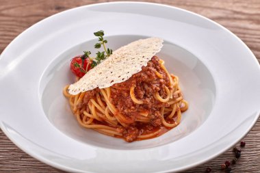 Beyaz tabakta spagetti bolonez.