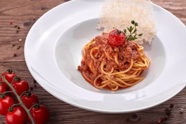 Beyaz tabakta spagetti bolonez.