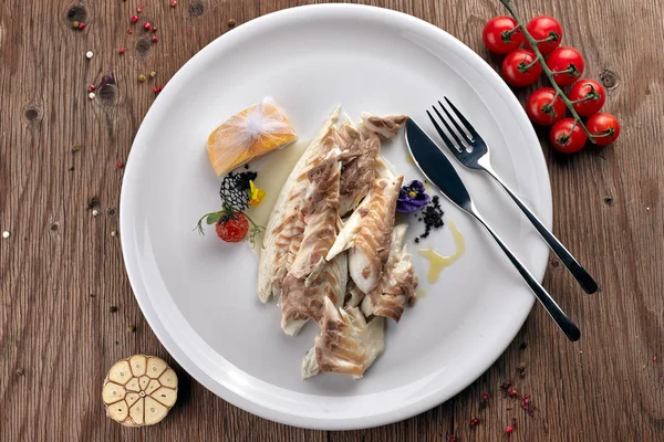 Pescado frito de Sibas en un plato blanco — Foto de Stock